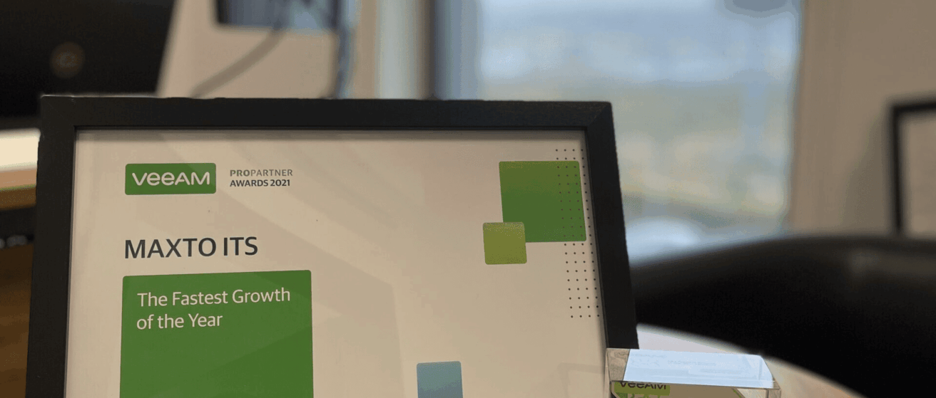 Wyróżnienie od #Veeam za największy wzrost w 2021 r.! 8 Wyróżnienie od Veeam dla Maxto ITS za największy wzrost w 2021 r - zdjęcie dyplomu i statuetki