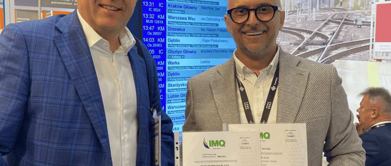 Z dumą ogłaszamy: Certyfikat ISO 27001:2013 w Maxto ITS 8 Zdjęcie z certyfikatem ISO 27001:2013 przyznanym Maxto ITS