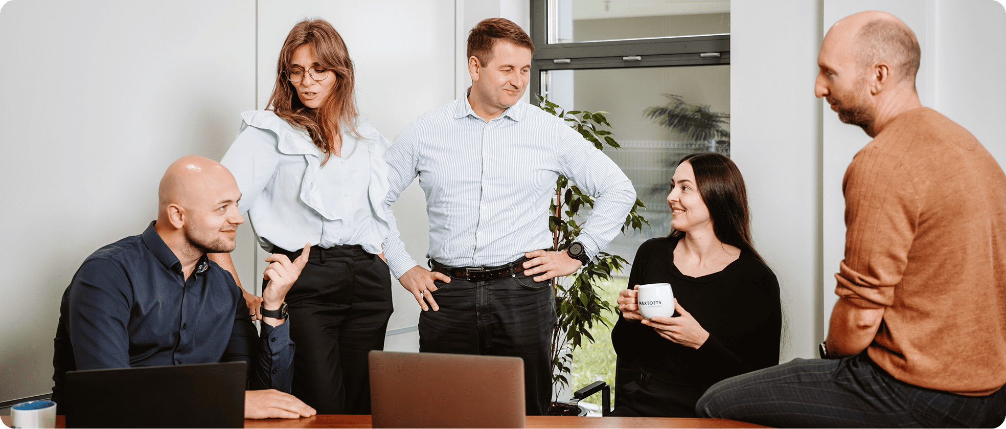 Kariera w Maxto ITS – zespół pracowników podczas wspólnej pracy w biurze